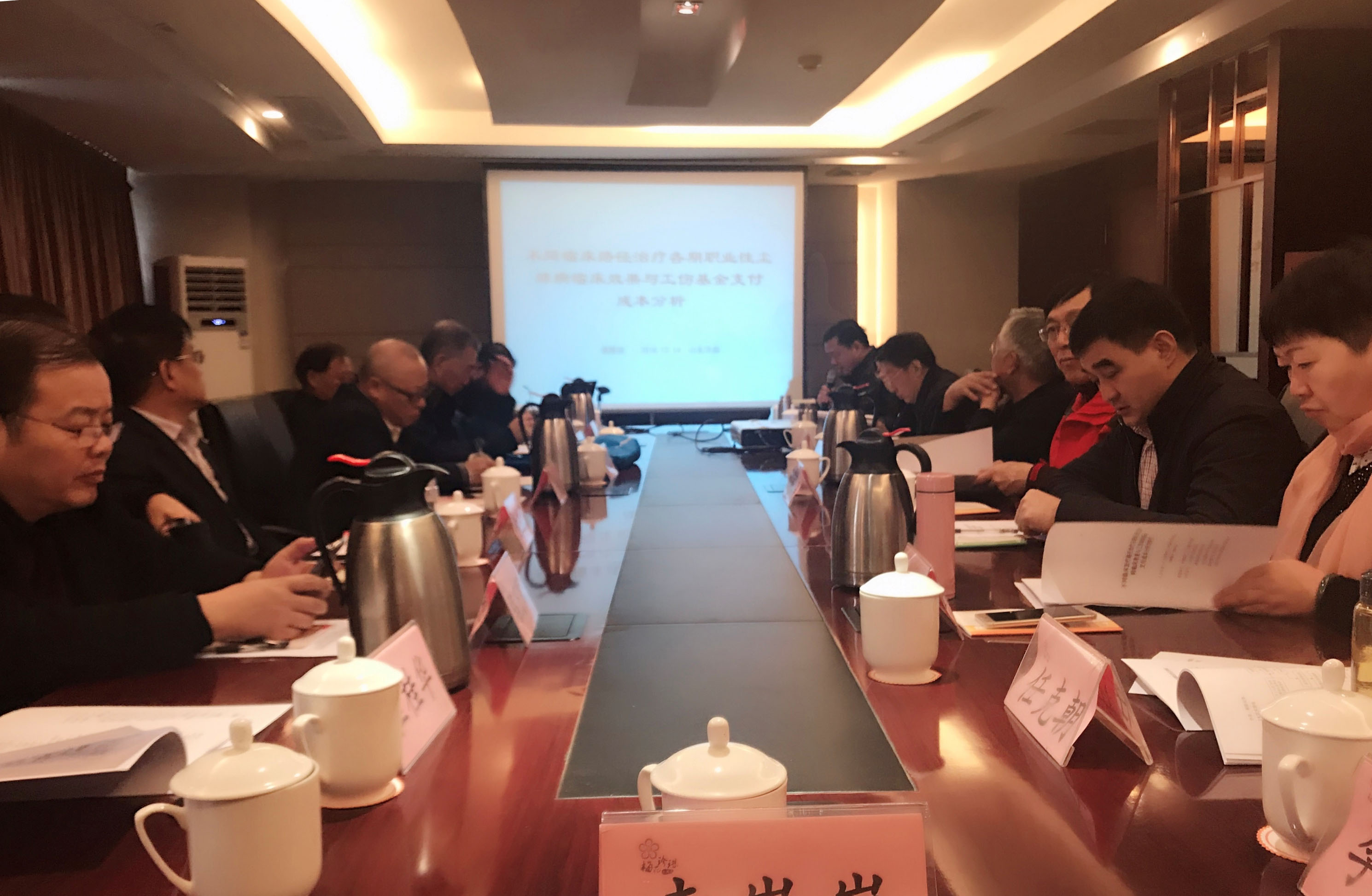 《不同临床治疗路径治疗各期职业性尘肺病临床效果与工伤