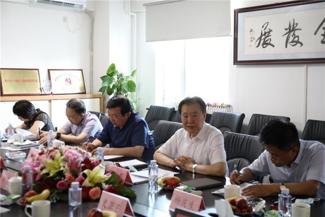 中国煤矿尘肺病防治基金会黄毅理事长一行到中安传媒座谈交流